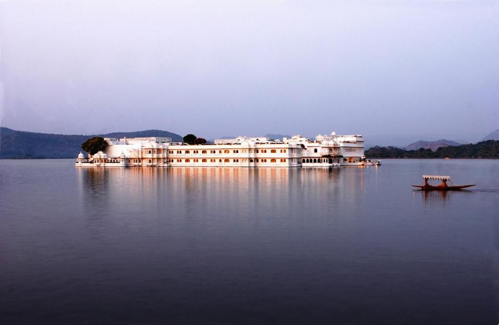 Udaipur Tours for Lake Pichola Udaipur